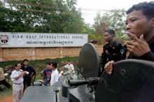 Les forces de police cambodgiennes se sont massées autour de l'Ecole internationale de Siem Reap où s'est déroulée la prise d'otages.(Photo : AFP)