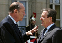 Jacques Chirac et Gerhard Schröder se sont rencontrés, ce vendredi 10 juin, à Paris, afin de se concerter avant le sommet de l'Union européenne de la semaine prochaine.(Photo : AFP)