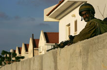 Un soldat de Tsahal protégeant une colonie de la bande de Gaza. Israël doit se retirer de ce territoire palestinien à partir de la mi-août.(Photo: AFP)
