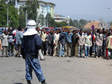 Démonstration de force musclée entre les étudiants et la police à Addis Abeba le 7 juin 2005.(Photo : AFP)