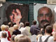 A Montpellier, la foule est réunie devant les portraits de Florence Aubenas et d'Hussein Hanoun.(Photo: AFP)