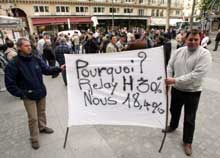 Plusieurs dizaines de diffuseurs de presse parisiens, en grève cette semaine pour protester contre leurs conditions de travail, ont&nbsp;manifesté mardi&nbsp;Place Colette, tout près du ministère de la Culture.(Photo: AFP)