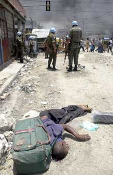 La Minustah&nbsp;et la police haïtienne, malgré des patrouilles régulières dans les quartiers à risque, ont du mal à enrayer la&nbsp;recrudescence de la violence.(Photo: AFP)
