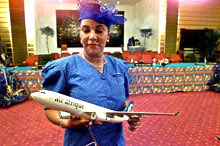 Une hôtesse d'Air Afrique présente une maquette d'avion de la compagnie aujourd'hui disparue.(Photo : AFP)