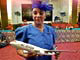 Une hôtesse d'Air Afrique présente une maquette d'avion de la compagnie aujourd'hui disparue.(Photo : AFP)
