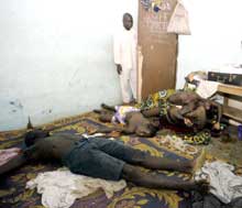 Des corps sont entassés dans un chambre à Duékué, le 2 juin 2005.(Photo : AFP)