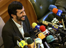Mahmoud Ahmadinejad lors de sa première conférence de presse en tant que président.(Photo: AFP)