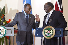 A Nairobi, ce lundi 13 juin: le président somalien Abdullahi Yusuf Ahmed (à g.) salue son homologue kenyan, Mawai Kibaki.(Photo: AFP)