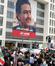 Sur la façade du journal An-Nahar, où il écrivait, une immense banderole rend un dernier hommage au journaliste: «<EM>Samir Kassir, martyr de la guerre d'indépendance</EM>».(Photo: AFP)