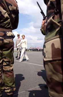La ministre de la Défense française, Michèle Alliot-Marie (au centre), a estimé que les peines infligées à douze soldats français pour vols et recels de vols dans une banque de Côte d'Ivoire en 2004 étaient "insuffisantes".(Photo : AFP)