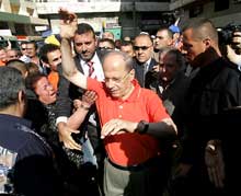 Le général Michel Aoun s'apprête à voter à Haret Hreik, le 12 juin 2005. (Photo: AFP)