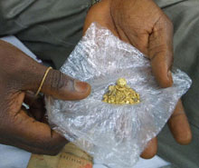 Selon Human Rights Watch, environ 60 millions dollars d’or congolais ont été exportés d’Ouganda en 2003, la majorité à destination de la Suisse.(Photo : AFP)