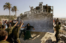Des heurts ont opposé pour la première fois dimanche, militaires israéliens, et colons hostiles au retrait de la bande de Gaza.(Photo: AFP)