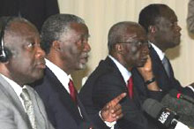 Conférence de presse des différents protagonistes du dossier ivoirien, le 29 juin 2005 à Pretoria.(Photo: AFP)