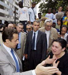 Nicolas Sarkozy tente d'apaiser les habitants de la Cité des 4000 à la Courneuve, où un jeune a été tué par balles suite à un règlement de comptes.(Photo : AFP)