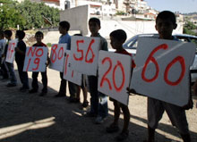 Les enfants palestiniens de Silwan brandissent le numéro de leur maison. Quatre-vingt huit habitations de ce quartier vont être détruites par la municipalité de Jérusalem.(Photo : AFP)