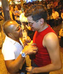 Un couple homosexuel célèbre, place Chueca à Madrid, la décision du gouvernement espagnol d'autoriser le mariage entre personnes du même sexe. (Photo: AFP)