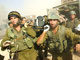 Har Dov: l'armée israélienne évacue un de ses soldats blessés.(Photo: AFP)