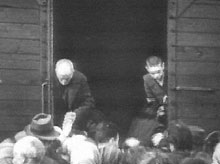 Photo prise en 1942 de l'embarquement de personnes d'origine juive, dans des wagons de marchandises, au camp de Drancy (région parisienne), pour être déportés vers les camps de concentration allemands.(Photo: AFP)