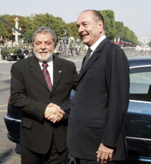 Le président Jacques Chirac et son homologue brésilien Lula, invité d'honneur, au défilé militaire du 14 juillet.(Photo: AFP)