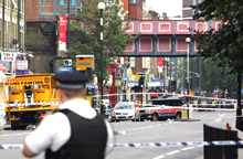 La police londonienne bloque l'accès à Uxbridge road, près de la station Shepherd's Bush, l'une des trois stations de métro évacuées le 21 juillet 2005&nbsp;après&nbsp;quatre explosions.(Photo: AFP)
