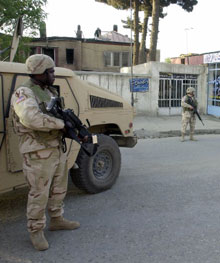 Après avoir subi plusieurs revers ces dernières semaines, l'armée américaine multiplie les patrouilles pour prévenir les attaques des Taliban.(Photo: AFP)