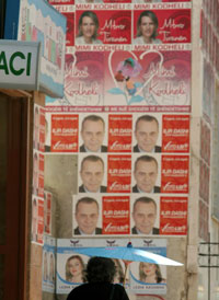 Campagne d'affichage dans les rues de Tirana.(Photo: AFP)