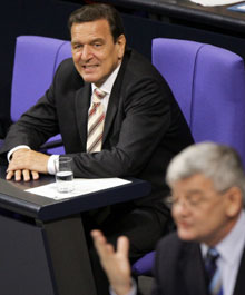 Gerhard Schröder au Bundestag et le ministre des Affaires étrangères, Joschka Fischer (à dr.).(Photo: AFP)