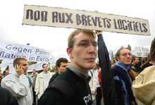 Manifestation à Strasbourg en 2003 contre le projet de directive européenne sur les brevets logiciels. (Photo : AFP)