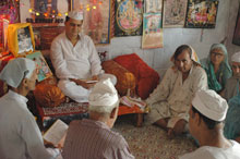 Khumar Jee, leader et guide spirituel, enseigne la Bhagavad Gîta dans les camps de réfugiés.(Photo: Pauline Garaude)