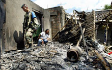 Un policier colombien fouille les décombres d'une maison après l'explosion d'une bombe posée par les FARC, le 3 juillet à Caldo.(Photo: AFP)