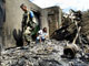 Un policier colombien fouille les décombres d'une maison après l'explosion d'une bombe posée par  les FARC, le 3 juillet à Caldo.(Photo: AFP)