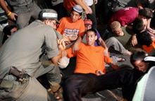 Les opposants au plan de retrait de la bande de Gaza multiplient les manifestations pour empêcher sa mise en oeuvre.(photo : AFP)
