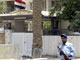 Un policier irakien surveille l'entrée de l'ambassade égyptienne de Bagdad après l'enlèvement du diplomate Ihab al-Chérif.(Photo: AFP)