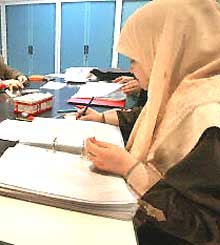 L’obtention de la carte de séjour valable 10 ans dépendra des résultats obtenus aux tests de langage. 

		(Photo : AFP)