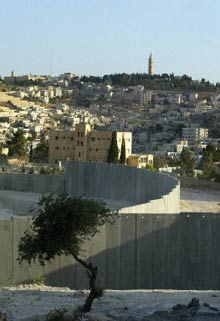 Le gouvernement israélien approuve le tracé du «Mur» qui redessine Jérusalem et exlcut 55 000 Palestiniens de la ville.(Photo : AFP)