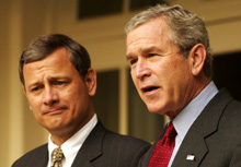 George W. Bush en compagnie du nouveau juge à la Cour Suprême, John Roberts. Sa nomination pourrait détourner l'attention sur le rôle de Karl Rove dans la divulgation de l'identité d'un agent de la CIA.(photo : AFP)