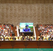 Mouammar Kadhafi, le guide libyen, lors de son discours-fleuve devant les chefs d’État. Le décor grandiose de la salle dans laquelle ont lieu les débats est à l’image du complexe de Ouagadougou.(Photo:Jean Duffas/RFI)