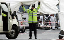 La police britannique et les laboratoires d'analyse scientifique collaborent au plus près; un appel à contribution est lancé aux particuliers en possession d'images prises sur les lieux des attentats.(Photo :AFP)