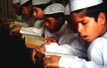 Etudiants récitant le Coran dans la madrasa Muridke de Lahore (Pakistan).(Photo: Véronique de Viguerie)