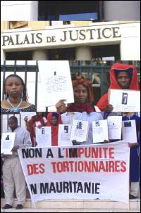 Les familles des victimes du tortionnaire Ely Ould Dah devant le Palais de justice de Nîmes.(© <A href="http://www.fidh.org/">http://www.fidh.org/</A>)