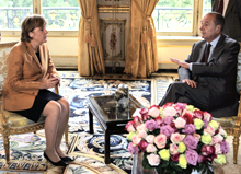 Angela Merkel&nbsp;a assuré mardi après une rencontre avec Jacques Chirac que Paris et Berlin doivent rester «le moteur» d'initiatives européennes.(Photo: AFP)