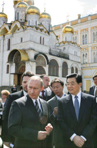 Le président Vladimir Poutine et son homologue chinois Hu Jintao près du Kremlin à Moscou.(Photo: AFP)