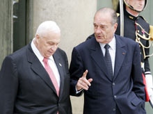 Jacques Chirac a accueilli chaleureusement Ariel Sharon.Photo : AFP
