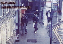 Scotland Yard a lancé un nouvel appel à témoins après la publication de cette photographie des quatres kamikazes présumés, enregistrée par une caméra de surveillance à la station de Luton.(photo : AFP)