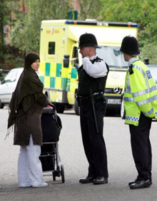 La police britannique interroge les passants dans la banlieue de Londres.Photo : AFP