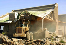 Le 17 juin 2005, un maison dans le quartier de <EM>Chitungwiza </EM>est détruite.(Photo : AFP)