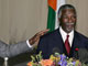 Laurent Gbagbo et Thabo Mbeki après la signature de l'accord de Pretoria, le 29 juin 2005.(Photo: AFP)