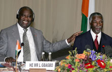 Laurent Gbagbo et Thabo Mbeki après la signature de l'accord de Pretoria, le 29 juin 2005.(Photo: AFP)