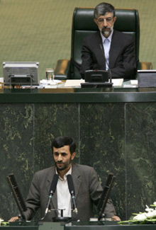 Le nouveau président ultra-conservateur Mahmoud Ahmadinejad (bas) a prêté serment devant le Parlement iranien ce samedi 6 août 2005.(Photo : AFP)